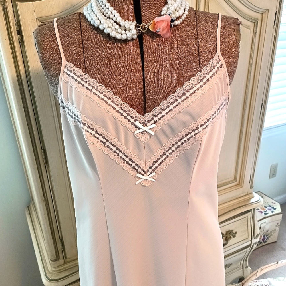 BEAUTIFUL NWOT "ST. MICHAEL" NYLON SLIP!